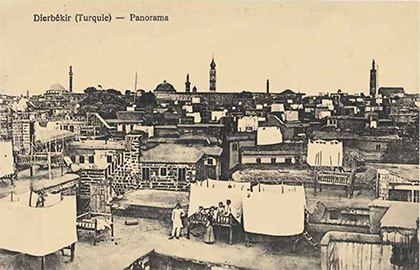 Diyarbakır şehrinden bir görünüm. En büyük kule (ortadaki) Ermeni kilisesi Surp Giragos’a ait