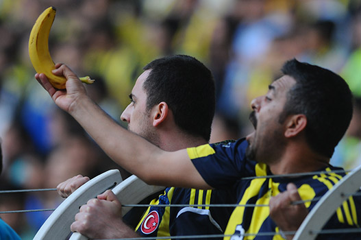 Siyah bir oyuncuya muz sallayan Fenerbahçeli