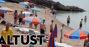 Türkiye Siyasetinden Sahneler: Plajda İstiklal Marşı okununca